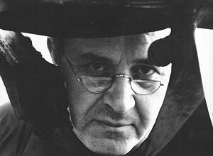 Quinto Ghermandi insieme alle sue sculture ritratto dal fotografo tedesco Erhard Wehrmann.