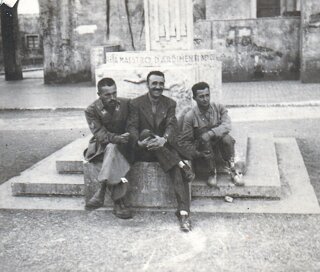 Primo a sinistra, in missione in Libia presso un centro logistico diretto dal fratello Procolo (al centro). Primo a sinistra, in missione in Libia presso un centro logistico diretto dal fratello Procolo (al centro).