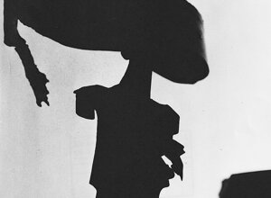 Quinto Ghermandi insieme alle sue sculture ritratto dal fotografo tedesco Erhard Wehrmann.