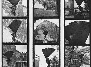 Quinto Ghermandi insieme alle sue sculture ritratto dal fotografo tedesco Erhard Wehrmann.