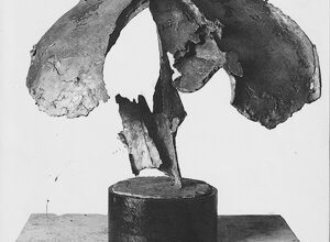 Quinto Ghermandi insieme alle sue sculture ritratto dal fotografo tedesco Erhard Wehrmann.