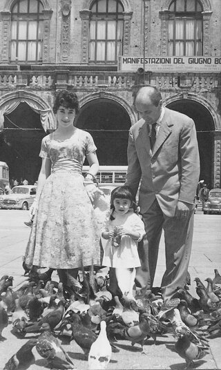 Quinto Ghermandi con la moglie Romana e la figlia Cristina in Piazza Maggiore a Bologna nel 1958. Quinto Ghermandi con la moglie Romana e la figlia Cristina in Piazza Maggiore a Bologna nel 1958.