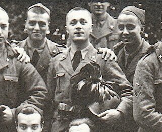 Ghermandi in libera uscita con i commilitoni posa per una foto ricordo. Tutti indossano il fez cremisi dei bersaglieri, lui preferisce il cappello piumato.