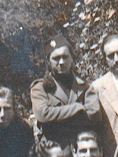 Quinto Ghermandi posa in una foto di gruppo in uniforme da avanguardista con fez nero e mostrine bianche. Quinto Ghermandi posa in una foto di gruppo in uniforme da avanguardista con fez nero e mostrine bianche.