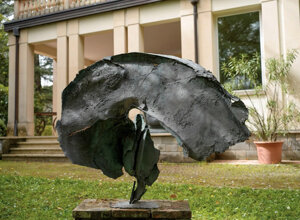 Animali, creature mostruose, primi esperimenti di scultura informale e ritratti statuari popolano il parco di villa Baldisserra a Pianoro (Bo). Animali, creature mostruose, primi esperimenti di scultura informale e ritratti statuari popolano il parco di villa Baldisserra a Pianoro (Bo).