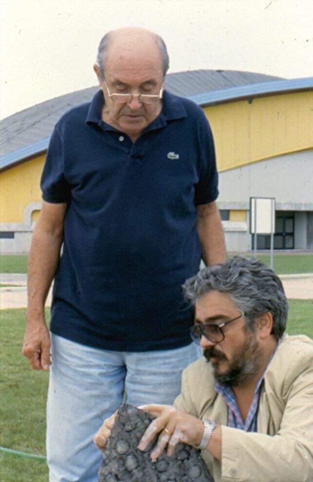 ghermangi-e-mauro-mazzali-1-min-650x989.jpeg Quinto Ghermandi insieme allo scultore Mauro Mazzali, che lo ha aiutato durante le prime realizzazioni.