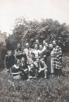 Primo a sinistra in alto, Quinto Ghermandi posa in una foto di gruppo in uniforme da avanguardista con fez nero e mostrine bianche. Primo a sinistra in alto, Quinto Ghermandi posa in una foto di gruppo in uniforme da avanguardista con fez nero e mostrine bianche.