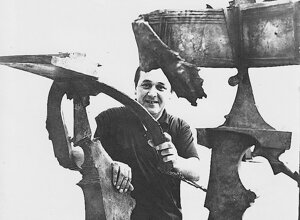 Quinto Ghermandi insieme alle sue sculture ritratto dal fotografo tedesco Erhard Wehrmann.