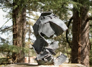 Animali, creature mostruose, primi esperimenti di scultura informale e ritratti statuari popolano il parco di villa Baldisserra a Pianoro (Bo). Animali, creature mostruose, primi esperimenti di scultura informale e ritratti statuari popolano il parco di villa Baldisserra a Pianoro (Bo).