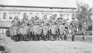 Un giovane e atletico Quinto Ghermandi si sottopone all’addestramento formale nella caserma del reggimento reclute.