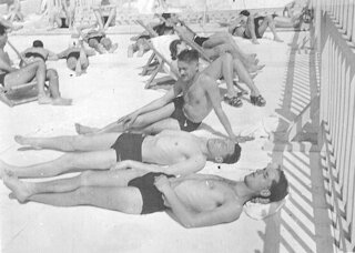 Roma, 24 maggio 1943, in piscina a Roma durante la libera uscita coi commilitoni. Roma, 24 maggio 1943, in piscina a Roma durante la libera uscita coi commilitoni.