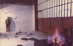 segno rosso per sottolineare le idee campate in aria. ferro, bronzo e alluminio, 1973. foto g. camera..jpeg segno rosso per sottolineare le idee campate in aria. ferro, bronzo e alluminio, 1973. foto g. camera..jpeg
