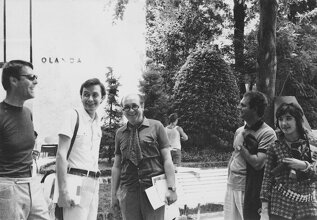 Quinto Ghermandi alla Biennale di Venezia con la figlia Cristina (prima da destra) nel giugno del 1970. Quinto Ghermandi alla Biennale di Venezia con la figlia Cristina (prima da destra) nel giugno del 1970.