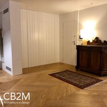 Ingresso la boiserie, in questo caso, oltre ad un elemento decorativo nasconde l'accesso alla zona notte