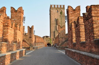 2480x1000_piazzale_della_loggia_destination.webp