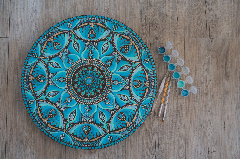 Mandala decorativo turchese dipinto a mano con la tecnica della dot art. Mandala decorativo turchese dipinto a mano con la tecnica della dot art.