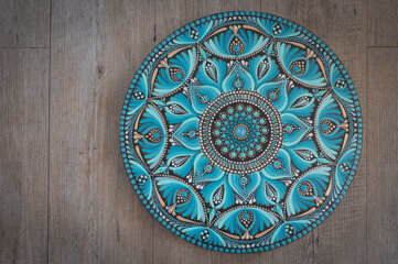 Mandala turchese decorato con motivi geometrici e puntini realizzati con la tecnica della dot art. Mandala turchese decorato con motivi geometrici e puntini realizzati con la tecnica della dot art.