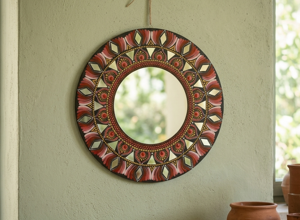 Specchio circolare con cornice in legno decorata a mano con motivi geometrici e floreali nella tecnica della dot art