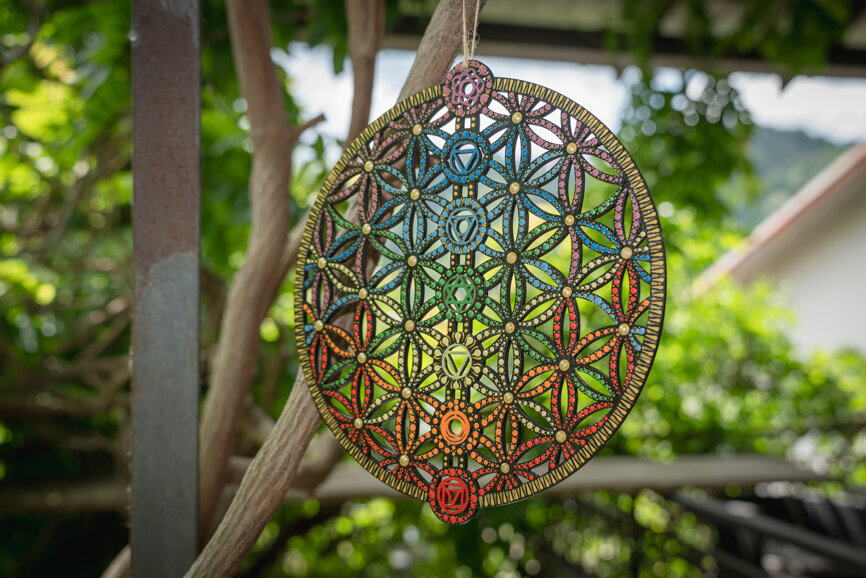 Mandala circolare dipinto a mano con una composizione geometrica ispirata ai sette chakra, rappresentati attraverso simboli e colori differenti. Mandala circolare dipinto a mano con una composizione geometrica ispirata ai sette chakra, rappresentati attraverso simboli e colori differenti.