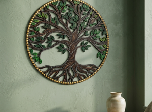 Opera circolare dipinta a mano con la tecnica della dot art, raffigurante un albero della vita nei toni del verde e del marrone