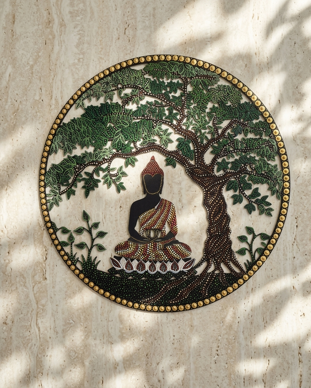 Mandala dipinto a mano con la tecnica della dot art, raffigurante Buddha in meditazione sotto un albero della vita, nei toni del verde, marrone, rosso e oro.