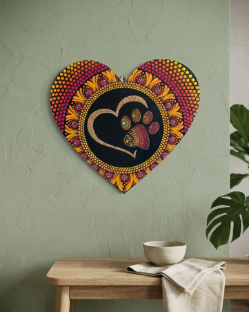 Mandala a forma di cuore dipinto a mano con la tecnica della dot art.