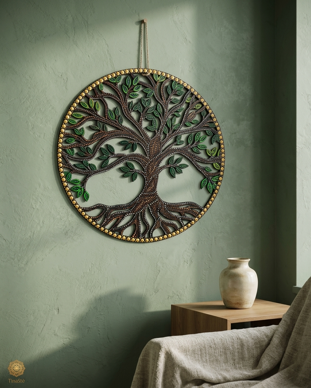 Mandala decorativo dipinto a mano con la tecnica della dot art raffigurante un albero della vita, nei toni del verde, marrone e oro, appeso a una parete.