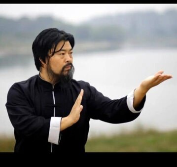 Maestro Zhang Baozhong che esegue una forma di Taichi Maestro Zhang Baozhong che esegue una forma di Taichi