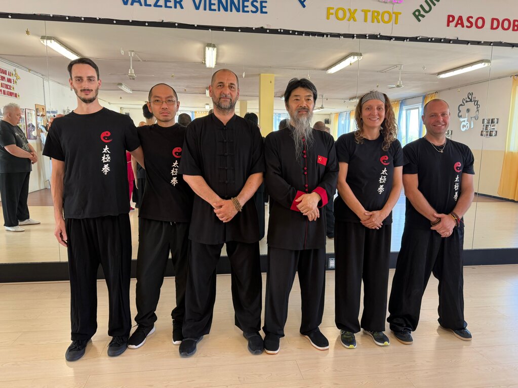 Foto di gruppo sul tatami con il Maestro Zhang Baozhong
