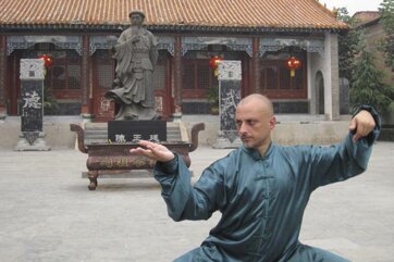 Maestro Sidoti esegue una forma davanti alla statua di Chen Wangting a Chenjiagou Maestro Sidoti esegue una forma davanti alla statua di Chen Wangting a Chenjiagou