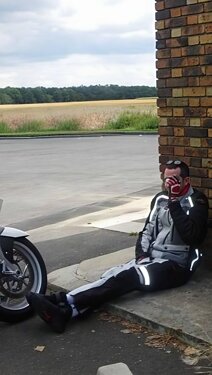 motociclista stanco.jpeg