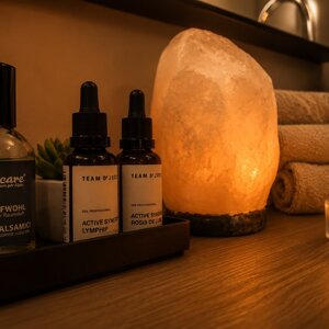 Ambiente rilassante con oli essenziali e lampada di sale Ambiente rilassante con oli essenziali e lampada di sale