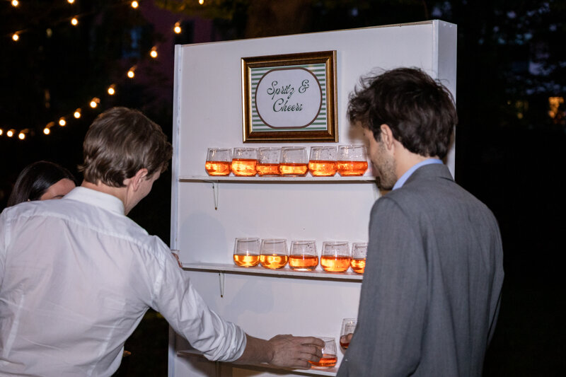 Tavoli allestiti per una cena di gala