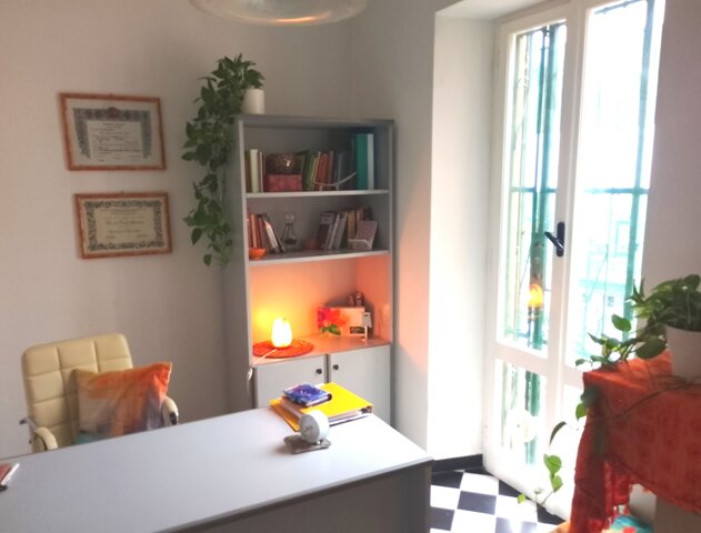 Interno dello studio di psicologia e psicoterapia della Dott.ssa Paola Gianuzzi a Chiavari Interno dello studio di psicologia e psicoterapia della Dott.ssa Paola Gianuzzi a Chiavari