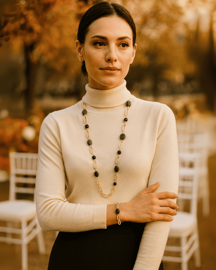 Collana Rossella C in ottone indossata da modella