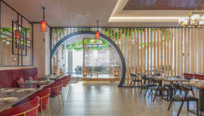 eyJlbiI6IkxhcmdlLXNjYWxlIHJlc3RhdXJhbnQgaW50ZXJpb3IgcHJvamVjdCBjb21iaW5pbmcgYXJjaGl0ZWN0dXJlLCBtYXRlcmlhbHMgYW5kIGF0bW9zcGhlcmUuIn0=