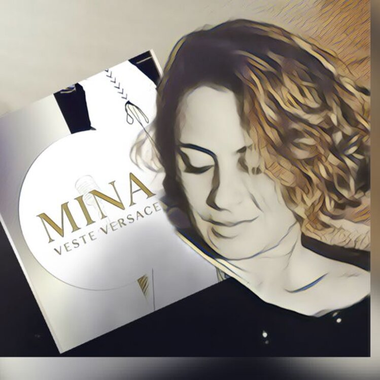 minavesteversace.jpeg