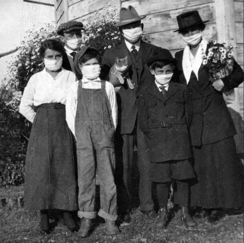 11-famiglia-americana-con-mascherine.jpeg 11-famiglia-americana-con-mascherine.jpeg