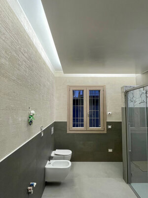 Tinteggiatura bagno con finitura decorativa materica effetto tessuto sulle pareti superiori