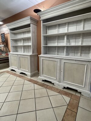 Mobile in legno restaurato con finitura shabby chic bianco decapato Mobile in legno restaurato con finitura shabby chic bianco decapato