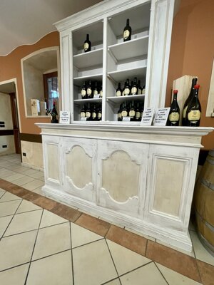 Mobile in legno restaurato con finitura shabby chic bianco decapato