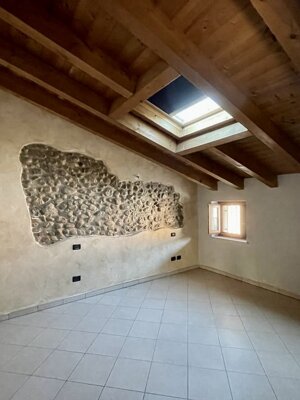 eyJpdCI6InBnIEluIHF1ZXN0YSBmb3RvIGlsIHNvZmZpdHRvIGluIGxlZ25vIGNvbiB0cmF2aSBhIHZpc3RhIOggbGFzY2lhdG8gbmVsIGNvbG9yZSBuYXR1cmFsZSAifQ==