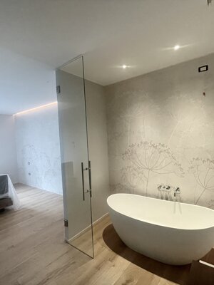 Tinteggiatura decorativa con motivo botanico tono su tono 