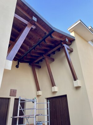 Copertura esterna con travi e perlinato in legno verniciato protettivo