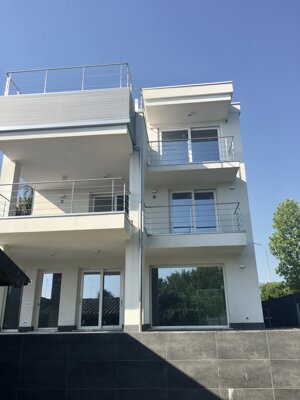 eyJpdCI6IkZhY2NpYXRhIGVzdGVybmEgZGkgZWRpZmljaW8gbW9kZXJubyBhIHBp+SBwaWFuaSwgdGludGVnZ2lhdGEgaW4gYmlhbmNvIGNhbGRvIGNvbiBmaW5pdHVyZSBwdWxpdGUifQ==