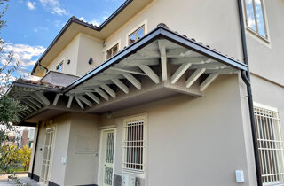 Villetta tinteggiata a nuovo con facciata nei toni del tortora chiaro