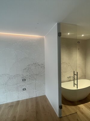 Tinteggiatura decorativa con motivo botanico tono su tono