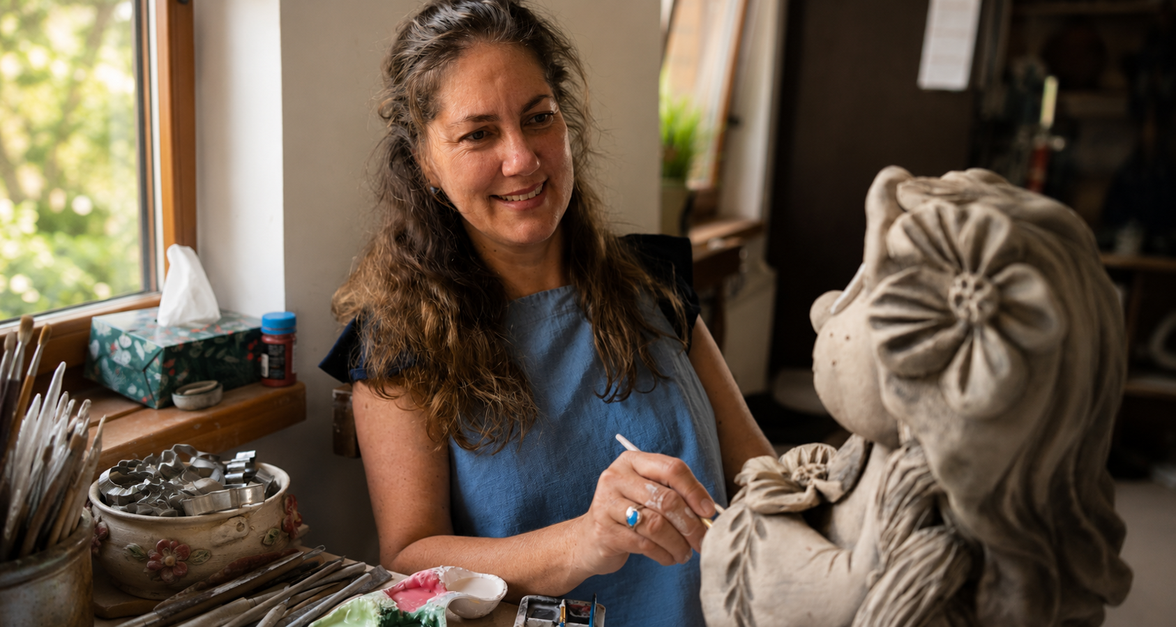 a_warm_indoor_studio_scene_a_woman_sculptor_potte