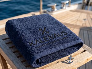kalenaus_yacht_ashtray_on_table_202608132123.jpeg