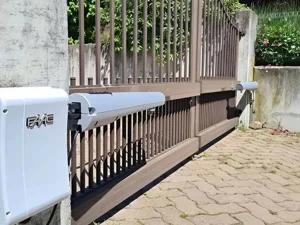 installazione-di-un-motore-per-l-automazione-di-cancelli-scorrevoli.jpeg